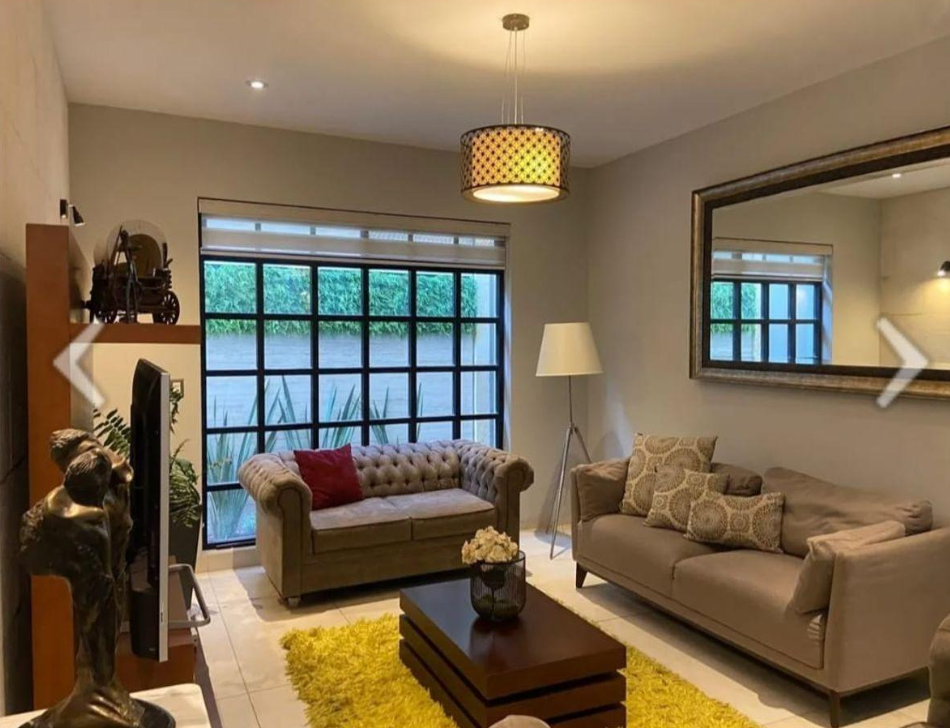 Venta de Residencia Fracc. Pìrules Residencia / 4 Habitaciones / León Zona Norte