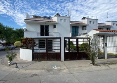 VENTA CASA EN FRACC. BRISAS DEL LAGO EN ESQUINA